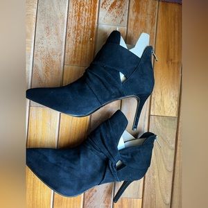 *NWT* WHBM Black Suede Heeled Ankle Booties w/ Cross Knot Sides Sz 7.5 MSRP $200